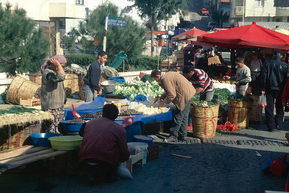 İzmir Balçova'da kırmızı tenteler altında kurulan pazar tezgâhları
